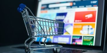 Cathie Wood-Led Ark’s Prediction: AI Will Turn Digital Wallets Into $9 Trillion E-Commerce Powerhouses — Google, Amazon Dominance Set For Disruption? – Apple (NASDAQ:AAPL), Amazon.com (NASDAQ:AMZN)