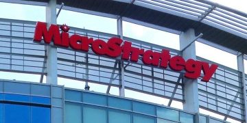 MicroStrategy Sinks After Nasdaq 100 Inclusion: Bitcoin Bet Under Fire?