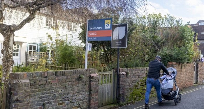 UK mortgage market perks up as refinancing burden eases