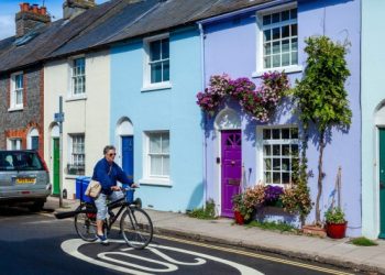 UK home sales still below pre-pandemic levels