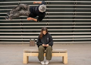 Iran lifts ban on WhatsApp and Google Play