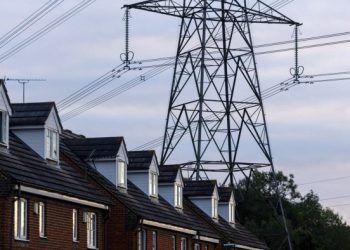 UK must curb electricity costs to hit green targets, says climate body chief