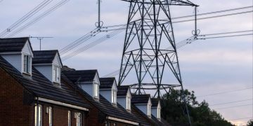 UK must curb electricity costs to hit green targets, says climate body chief