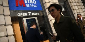 Metro Bank bosses buy shares as profits return