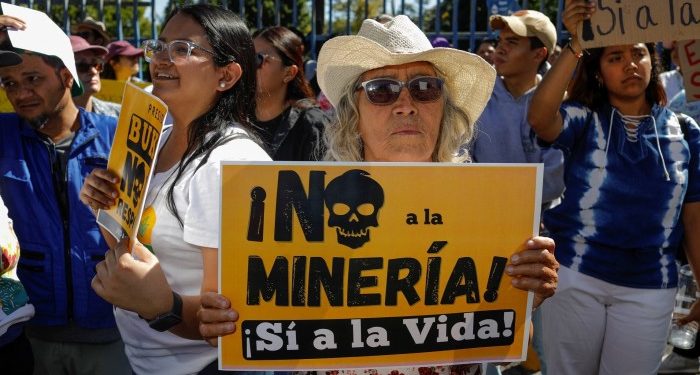 El Salvador lawmakers overturn mining ban