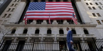 Stockpicking funds suffer record $450bn of outflows