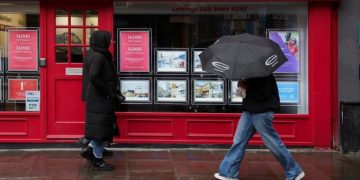 England house prices ‘affordable’ only for richest 10% in 2022-23