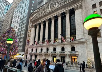 Tech pullback drags Wall Street stocks lower