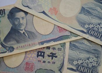 USD/JPY retreats to 156.50 after reaching multi-month highs on softer US PCE data