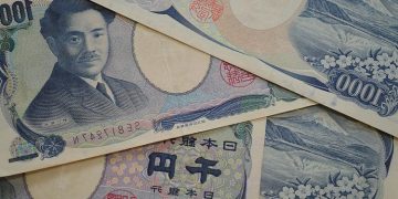 USD/JPY retreats to 156.50 after reaching multi-month highs on softer US PCE data