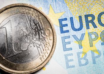 EUR/USD drops as investors see Fed to signal fewer rate cuts