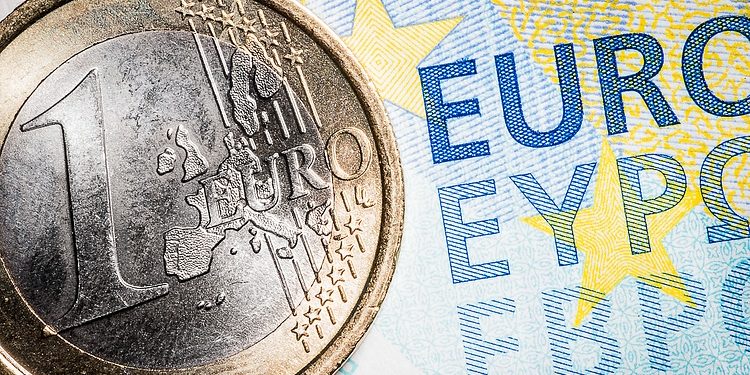 EUR/USD drops as investors see Fed to signal fewer rate cuts