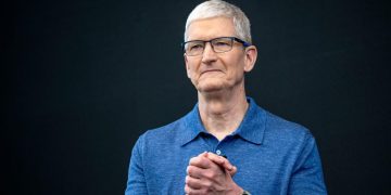 Apple CEO Pay Rises 18%; Company Opposes Anti-Diversity Measure