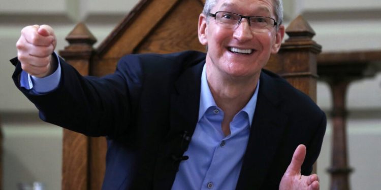 Apple CEO Tim Cook Reportedly Donates $1 Million To Trump Inauguration, Joins Ranks Of Mark Zuckerberg, Jeff Bezos, And Sam Altman – Apple (NASDAQ:AAPL)