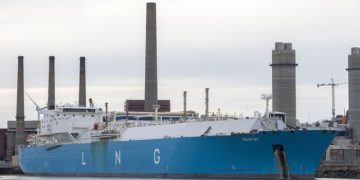 LNG tankers change course to Europe as gas storage levels drop