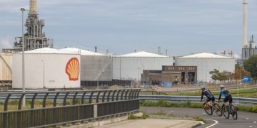 Shell cuts gas production forecasts