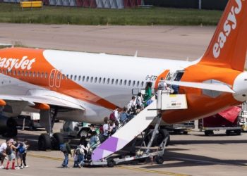 EasyJet cuts losses by half on increase in Christmas travel