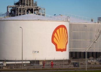 Shell raises dividend despite earnings slump