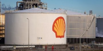 Shell raises dividend despite earnings slump