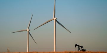 Investors in clean energy funds backtrack as rates and Donald Trump cloud outlook