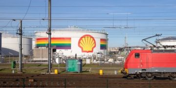 Shell dominates carbon credit market as clean energy spending scaled back