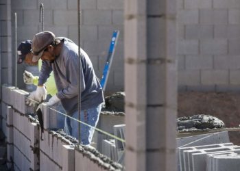 US homebuilder shares slide on fears of higher rates and Trump tariffs