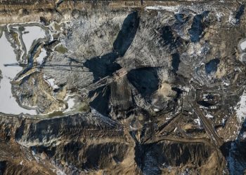 Ukraine agrees minerals deal in bid to improve US ties