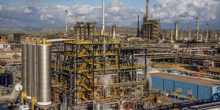 Stand-off between airlines and oil groups threatens net zero flying