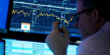 US stocks fall as consumer confidence sinks most in four years