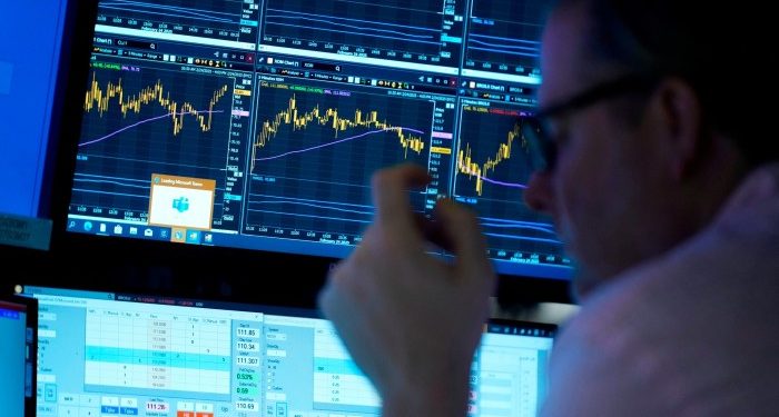 US stocks fall as consumer confidence sinks most in four years