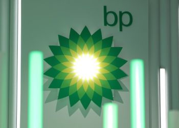 BP to abandon pledge to cut oil and gas output as chief fights for group’s survival