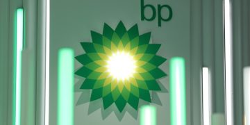 BP to abandon pledge to cut oil and gas output as chief fights for group’s survival