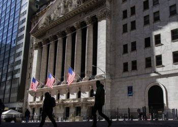 Front-runners skim gains on US pension fund trades, study finds