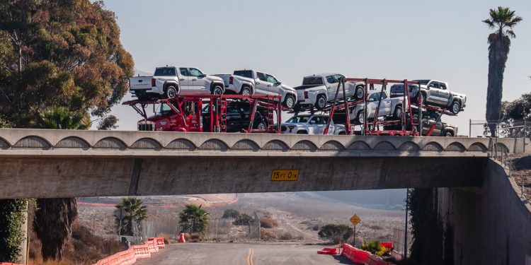 Trump’s Tariffs Leave Automakers With Tough, Expensive Choices