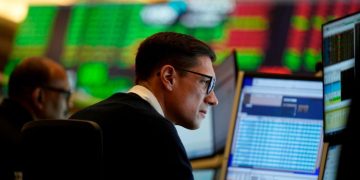 S&P 500 snaps four-week losing streak