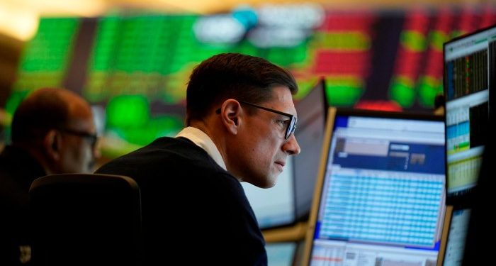 S&P 500 snaps four-week losing streak