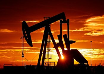 Oil price tumbles to three-year low on signs of waning US demand
