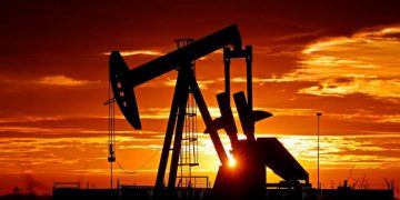 Oil price tumbles to three-year low on signs of waning US demand