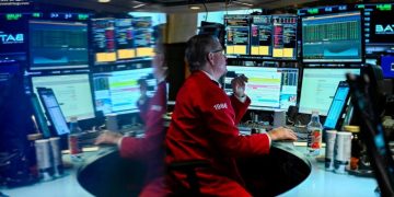 Investors slash US equity holdings by most ever, BofA survey shows