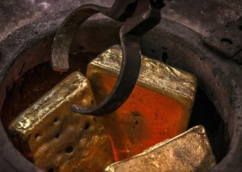 Gold hits $3,000 for first time on global growth fears