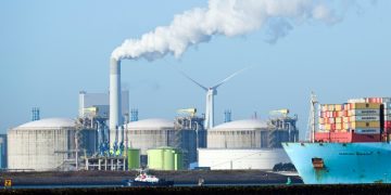 Maersk warns shipping carbon trading plan would encourage LNG use