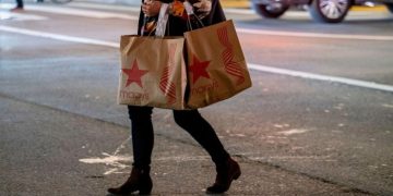 US stocks tumble as deepening consumer gloom raises stagflation fears