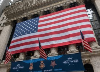 US stocks sink as tech weakness adds to tariff fears