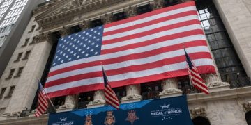 US stocks sink as tech weakness adds to tariff fears