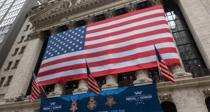US stocks sink as tech weakness adds to tariff fears