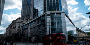 Latham & Watkins hits $7bn revenue mark for first time on resurgent dealmaking