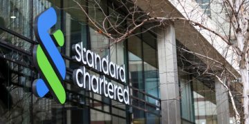 Standard Chartered boss offloads £2.8mn of shares