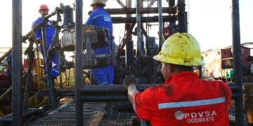 Trump revokes permits for oil companies in Venezuela to pressure Maduro