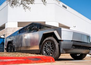 Elon Musk urges Tesla employees to ‘hang on’ to their shares