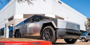 Elon Musk urges Tesla employees to ‘hang on’ to their shares